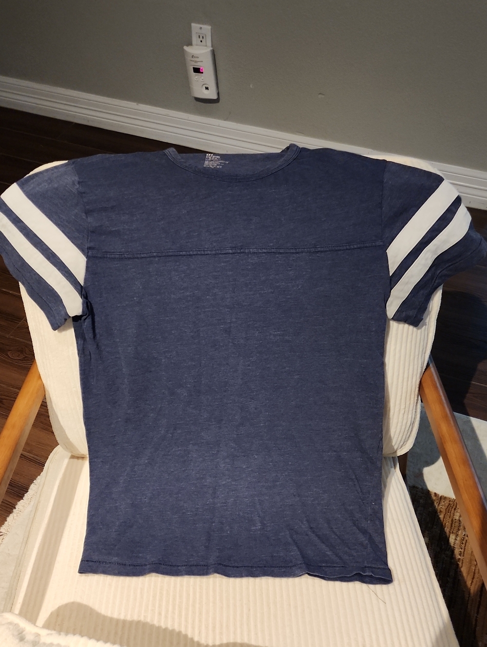 Men's Gap Medium Navy Short Sleeve Athletic T-Shirt with White Sleeve Stripes
